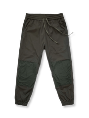 膝にカラーブロックが入ったオールシーズン対応スウェットパンツ。