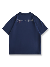 シンプルなアルファベットプリントが映えるネイビーブルーのTシャツ。