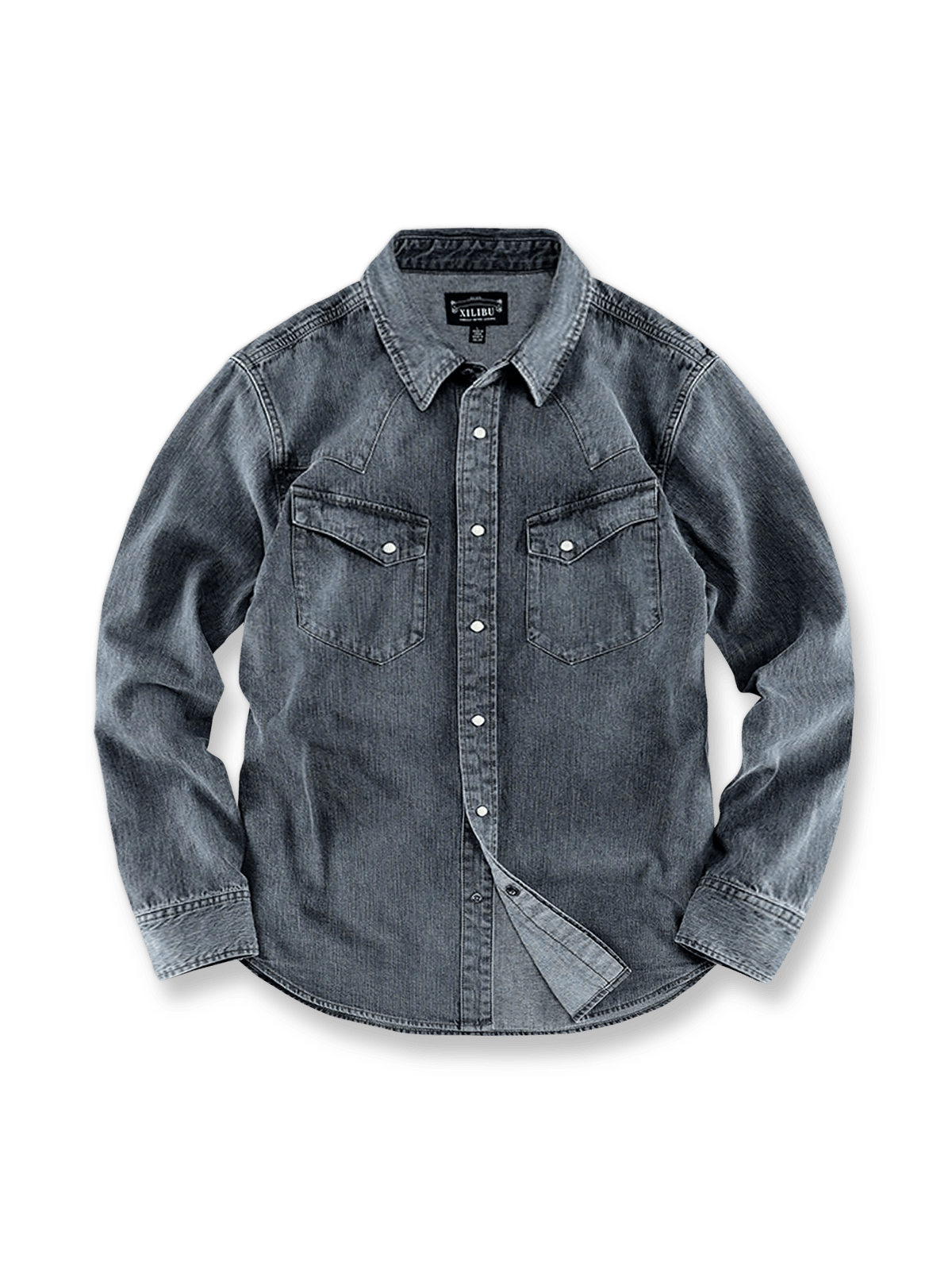 洗い加工を施した100%コットンデニムシャツ。フェイクジェイドスナップボタンと左右対称ポケットが特徴のアメカジヴィンテージスタイル。