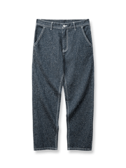 雪のような粒感のスノーデニム生地とオリーブ枝モチーフT字ボタンが特徴のストレートパンツ。