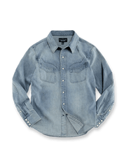 バチ染め&ウォッシュ加工でヴィンテージ感を演出したスリムフィットのウエスタン風デニムシャツ。