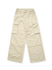 高密度ツイルと立体カーゴポケットが映えるワイドカーゴパンツ