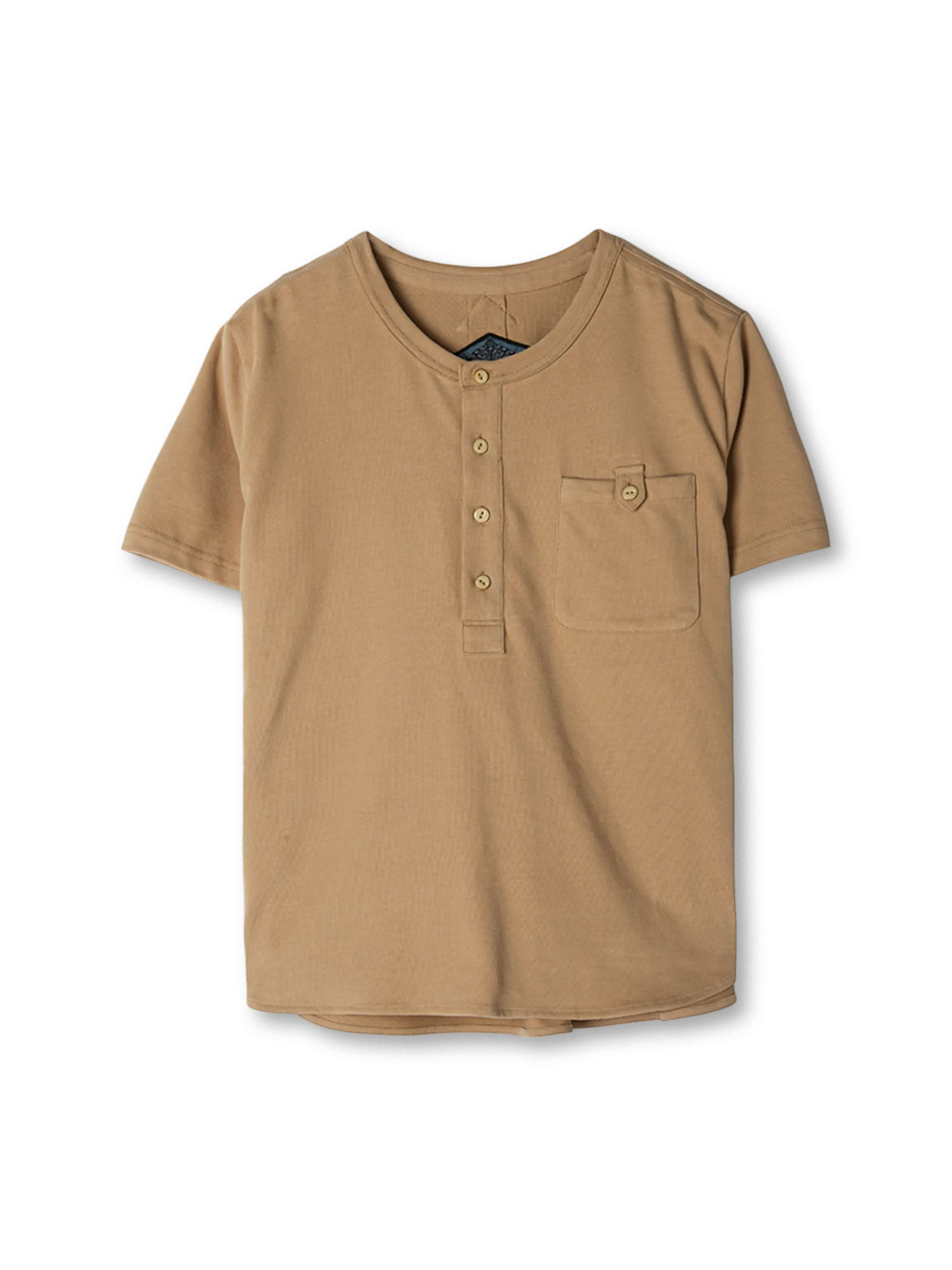 ヘンリーネックと胸ポケットが特徴のコットン100%半袖Tシャツ。パイピングアクセントで夏に快適