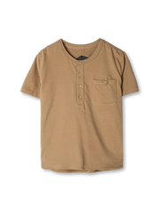 ヘンリーネックと胸ポケットが特徴のコットン100%半袖Tシャツ。パイピングアクセントで夏に快適