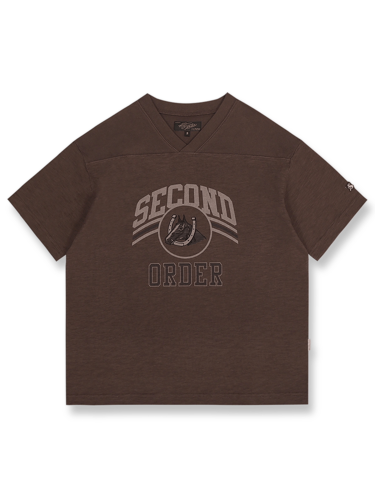 アメリカンフットボール風デザインとスラブコットン素材が特徴のVネック半袖Tシャツ