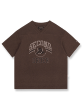 アメリカンフットボール風デザインとスラブコットン素材が特徴のVネック半袖Tシャツ