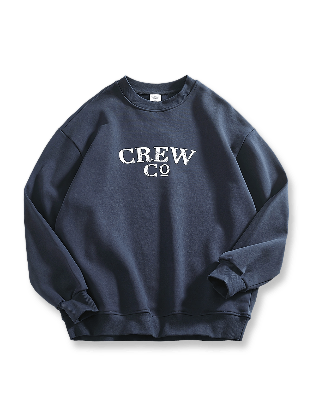 厚手の裏毛素材とドロップショルダーが特徴のクルーネックスウェットの全体像。