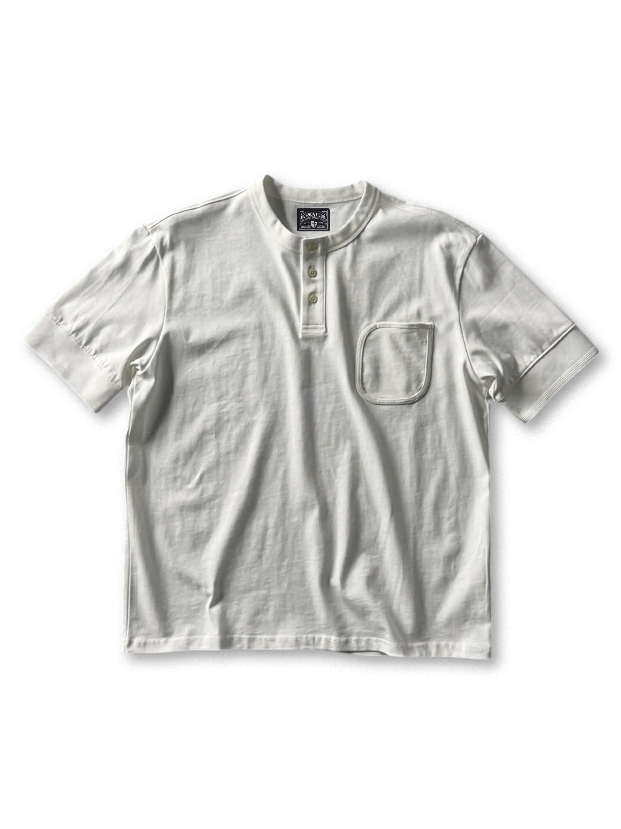 Altテキスト
ミッドウェイトコットン生地と胸ポケットが映えるアメリカンヘンリーネックTシャツ