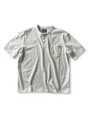 Altテキスト
ミッドウェイトコットン生地と胸ポケットが映えるアメリカンヘンリーネックTシャツ