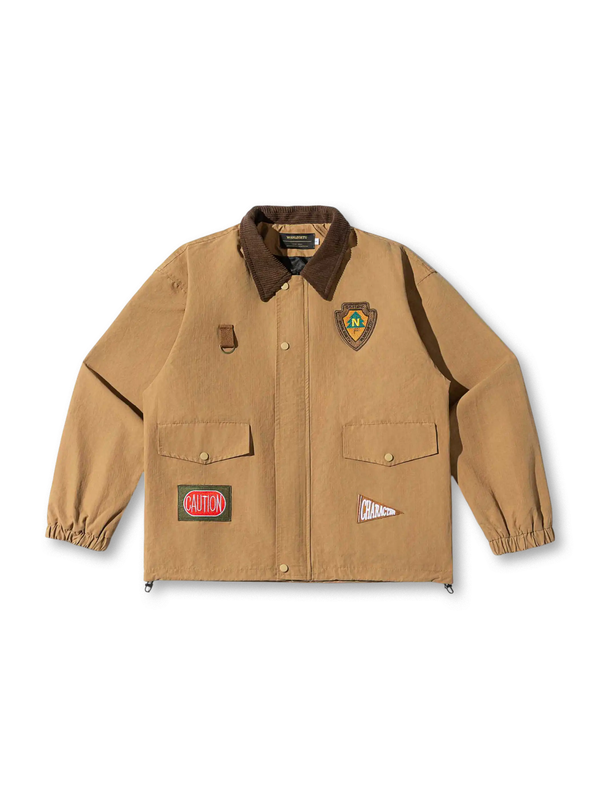 コーデュロイ襟とワッペンが特徴の軽量ハンティングジャケット。調節可能な袖口と裾で快適な着心地。