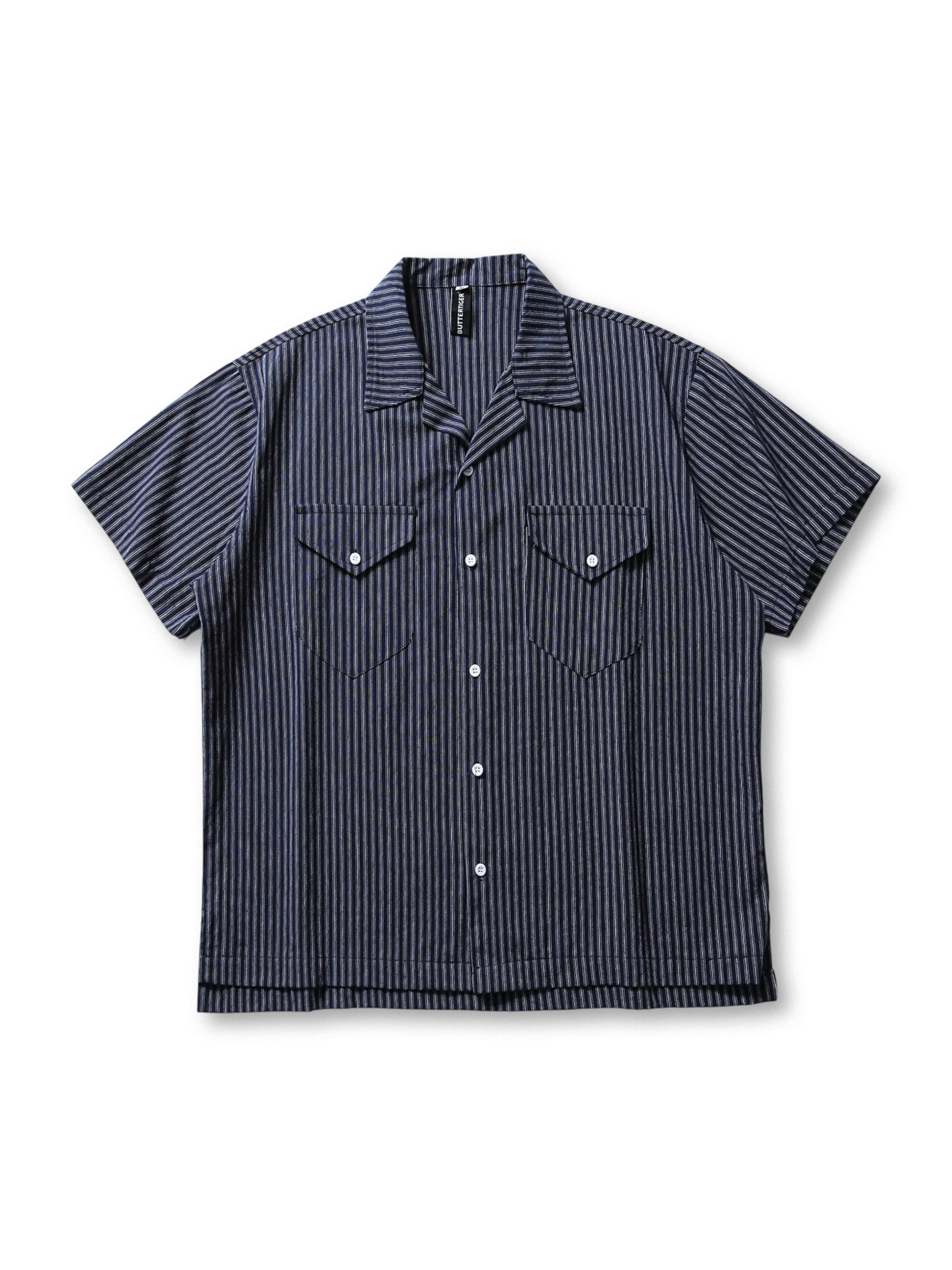 ストライプ柄とオーバーサイズシルエットが特徴のアメリカンスタイルシャツ