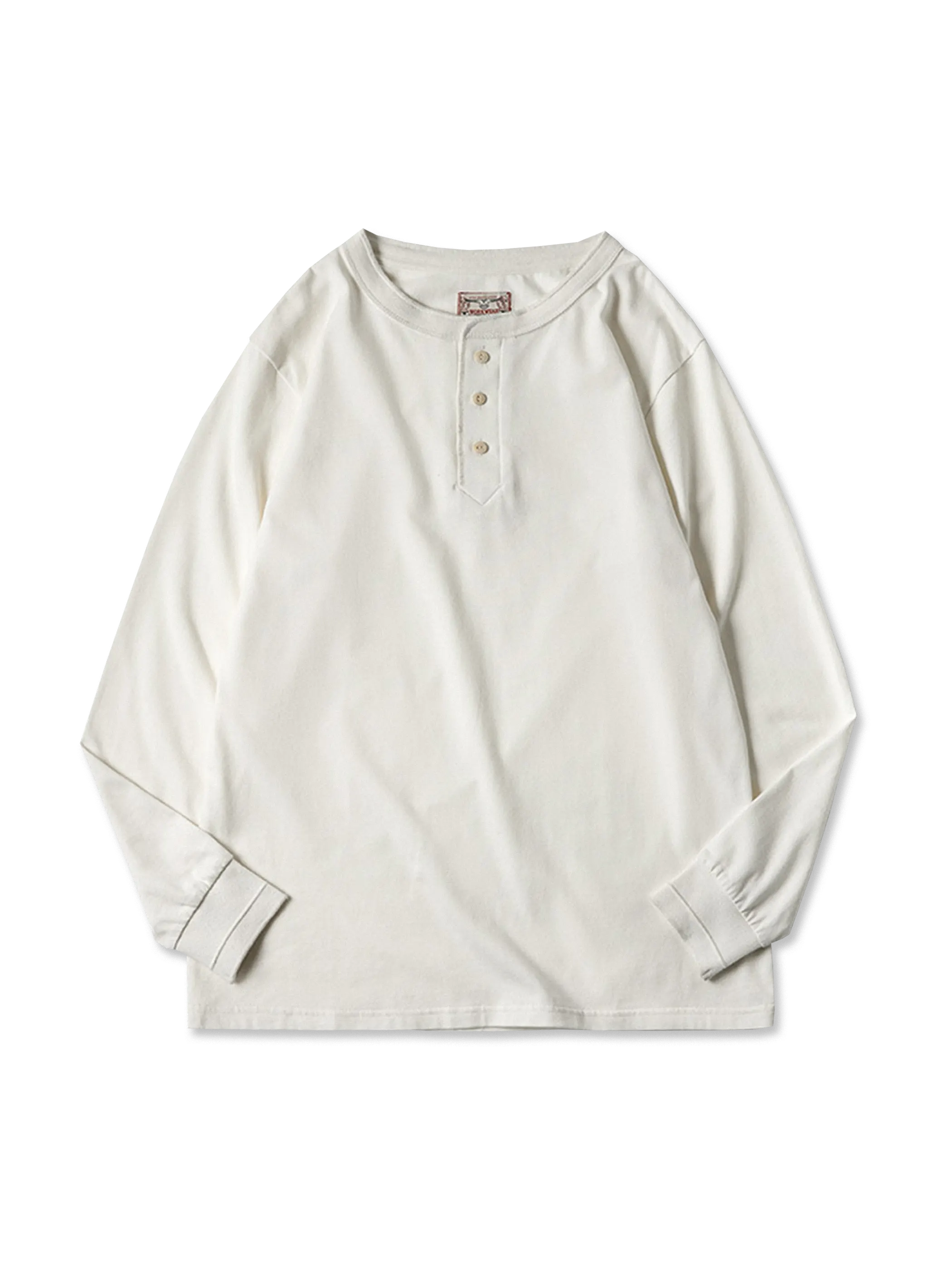 ヘビーウェイトコットン使用の耐久性に優れたアメリカンヴィンテージ風ヘンリーネックTシャツ。二重襟とアイボリーナットボタンが特徴。