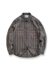 コーヒーカラーのチェックストライプが特徴のリネンシャツ。