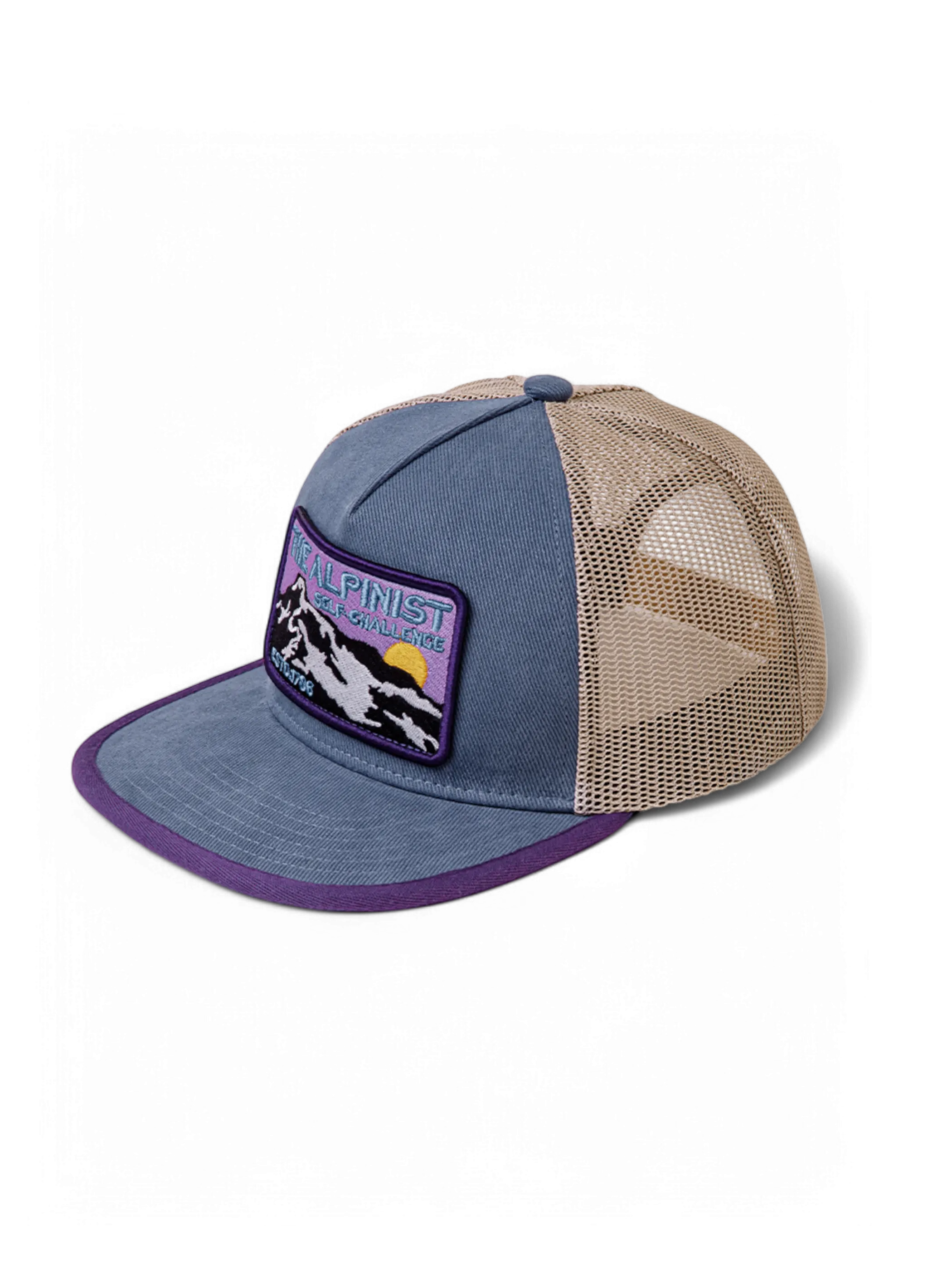 通気性と耐久性を兼ね備えた6パネル構造と挑戦心を表現する刺繍パッチが特徴のメッシュキャップ。