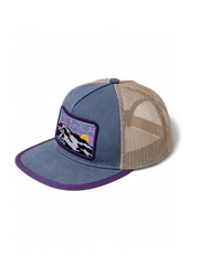 通気性と耐久性を兼ね備えた6パネル構造と挑戦心を表現する刺繍パッチが特徴のメッシュキャップ。