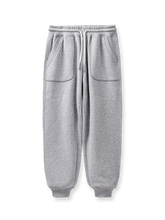 1950年代米軍OG-107風デザインの裏起毛スウェットパンツ。矩形ポケット、ゴム紐ウエスト、リブ裾で快適な着心地と保温性を両立。