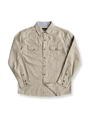 ウエスタン風のデザインが際立つ長袖起毛シャツ