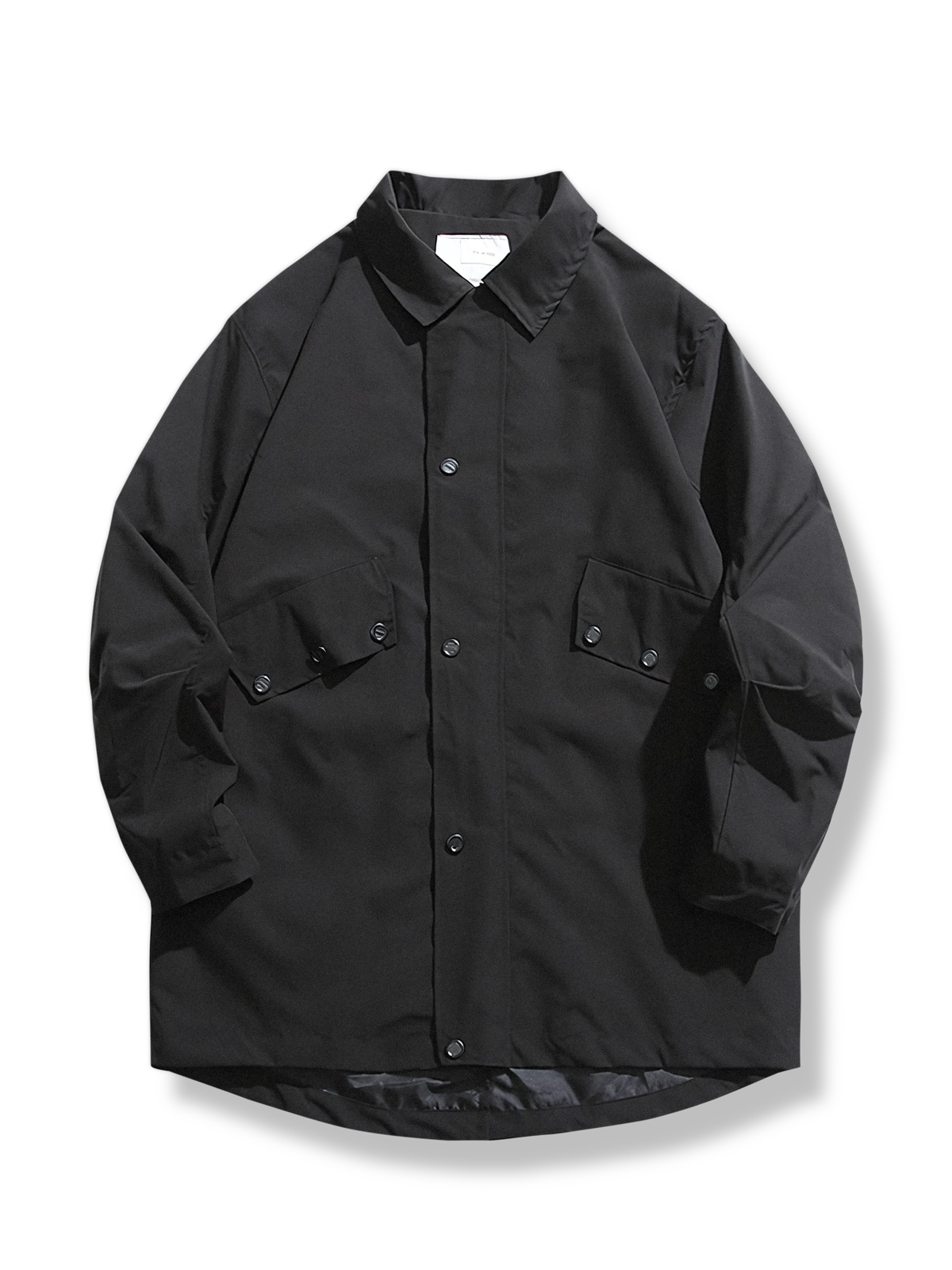 アーミーグリーントレンチコートを着用した男性のスタイルイメージ