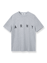 ミリタリーテイストのARMYロゴが印象的な半袖Tシャツ