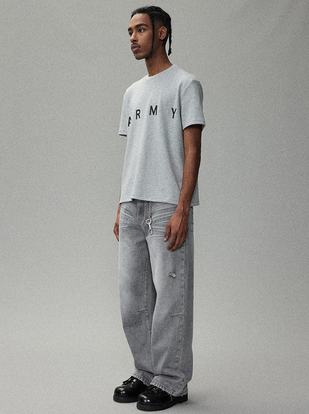 モデル画像:モデルがARMYロゴ半袖Tシャツを着用