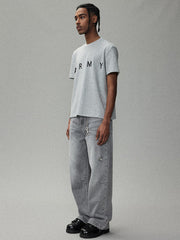 モデル画像:モデルがARMYロゴ半袖Tシャツを着用