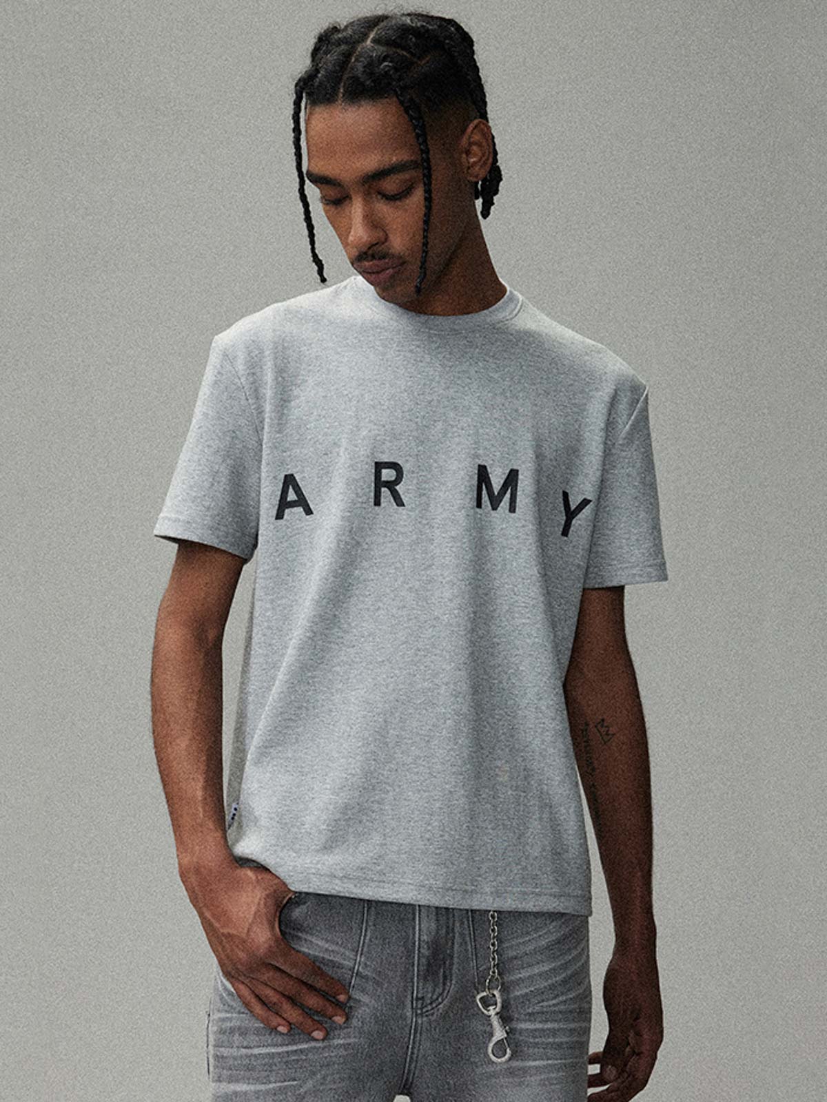 モデル画像:モデルがARMYロゴ半袖Tシャツを着用