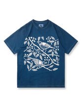 職人手染めによるカササギ模様のコーマ糸藍染めTシャツ。