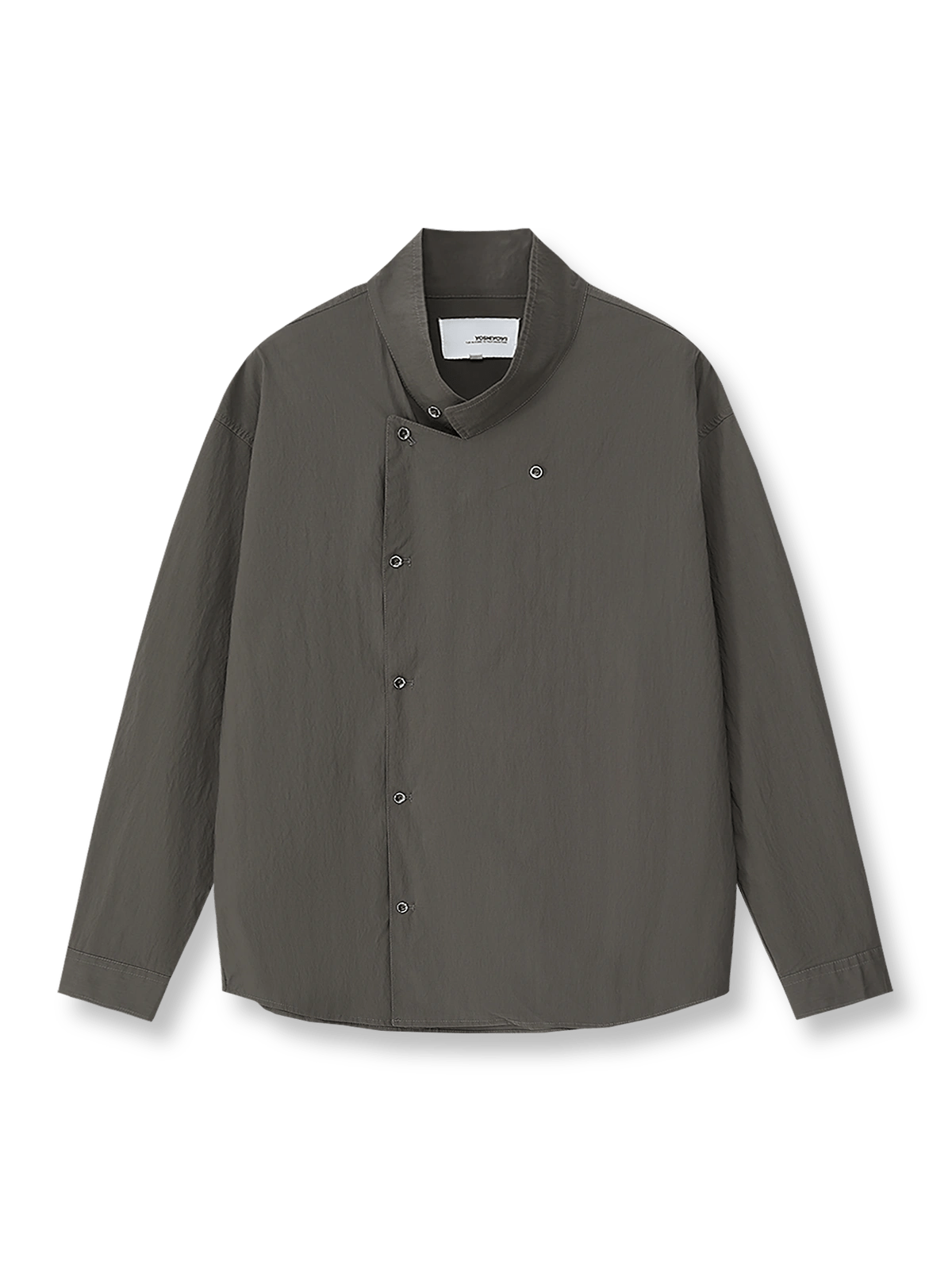 アシンメトリーボタンとモックネック/ラペルカラーに変化する襟が特徴のウォッシュドコットン×ナイロン混紡長袖シャツの全体像。