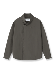 アシンメトリーボタンとモックネック/ラペルカラーに変化する襟が特徴のウォッシュドコットン×ナイロン混紡長袖シャツの全体像。