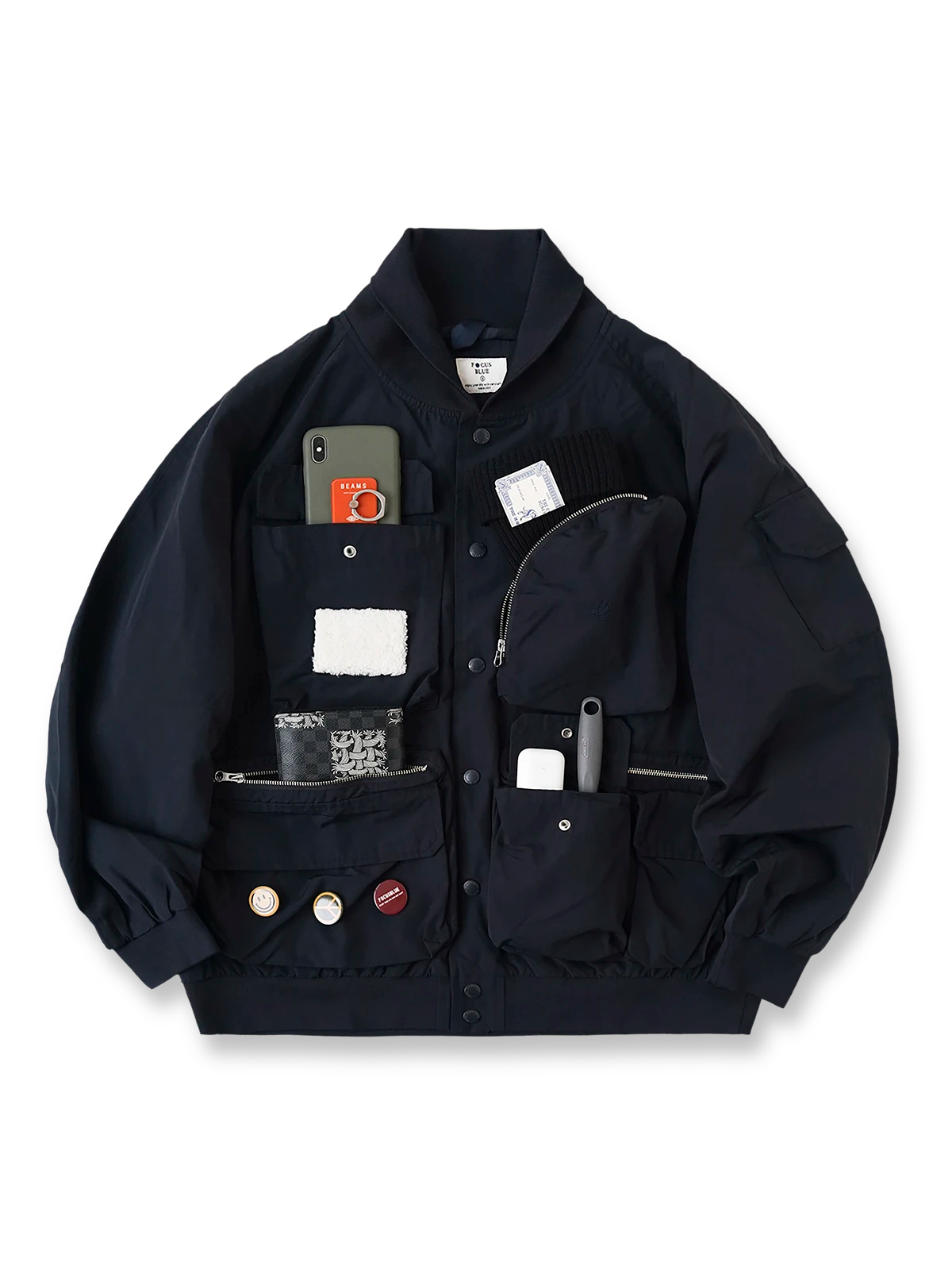 アシンメトリーデザインと多機能ポケットを備えた防撥水キャンプワークジャケット。ショート丈オーバーサイズシルエットで快適な着心地を実現。アウトドアや日常使いに適した高機能ジャケット