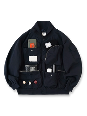 アシンメトリーデザインと多機能ポケットを備えた防撥水キャンプワークジャケット。ショート丈オーバーサイズシルエットで快適な着心地を実現。アウトドアや日常使いに適した高機能ジャケット