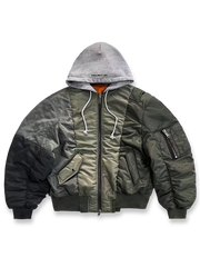 三色バイカラーとアシンメトリーパッチワークのフード付きフライトジャケット。個性的で実用的なデザイン。