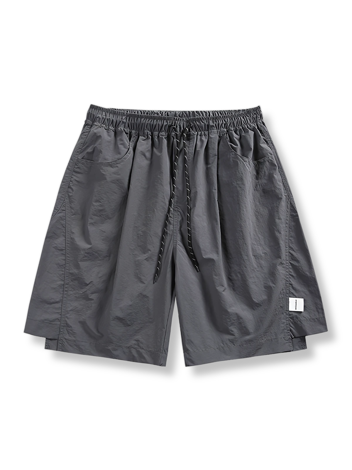 非対称パッチワークが特徴のナイロンショートパンツ。