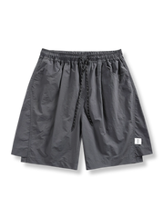 非対称パッチワークが特徴のナイロンショートパンツ。