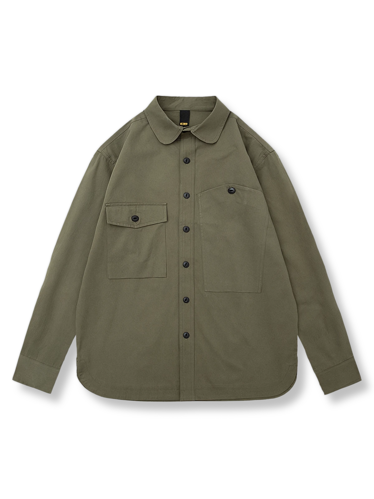 左右非対称ポケットが特徴のシンプルなワークシャツ