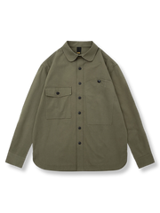 左右非対称ポケットが特徴のシンプルなワークシャツ