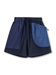 アシンメトリー配色の大型ポケットが特徴的なコットンカーゴショーツ