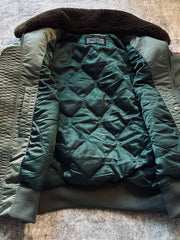 製品画像: B-15Dフライトジャケットの正面画像
詳細画像: 取り外し可能なファー襟とメタルパーツ、ジッパーのディテール