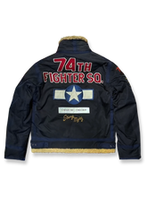 第74戦闘飛行中隊刺繍入りのリバイバル版B3フライトジャケット。