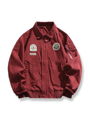 バッジ付きポケットとリラックスフィットが特徴のフライトジャケット。