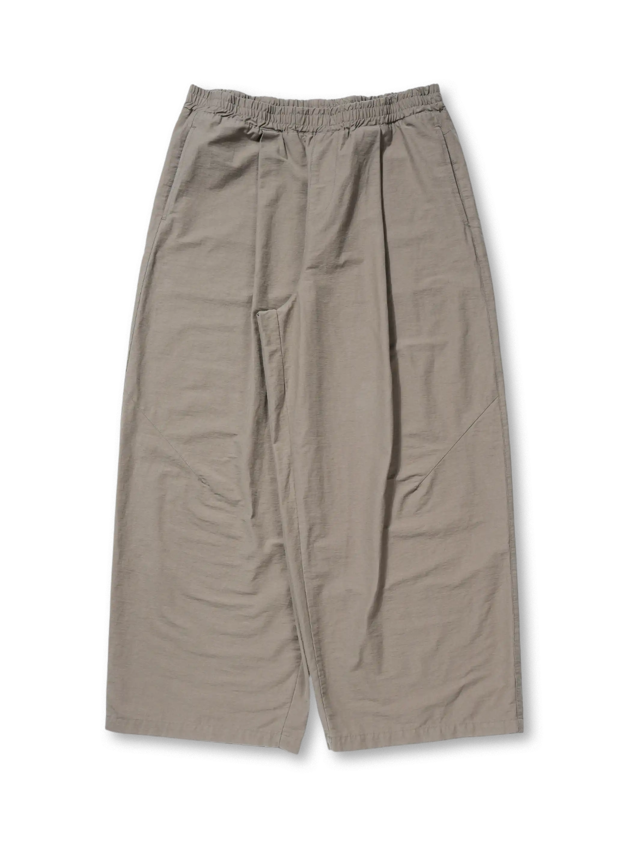 バンブースラブコットンの節感と柔らかさが特徴のルーズフィットワイドパンツ。ゴムとドローコードのウエスト調整、斜めタック入り微テーパードシルエット。