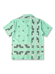 ステッチエッジヘンリーネックポロシャツの全身ビュー、首元と袖口のステッチディテールを強調。