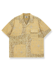 シルクスクリーンバンダナパッチワークをあしらった100%コットンシャツ。
