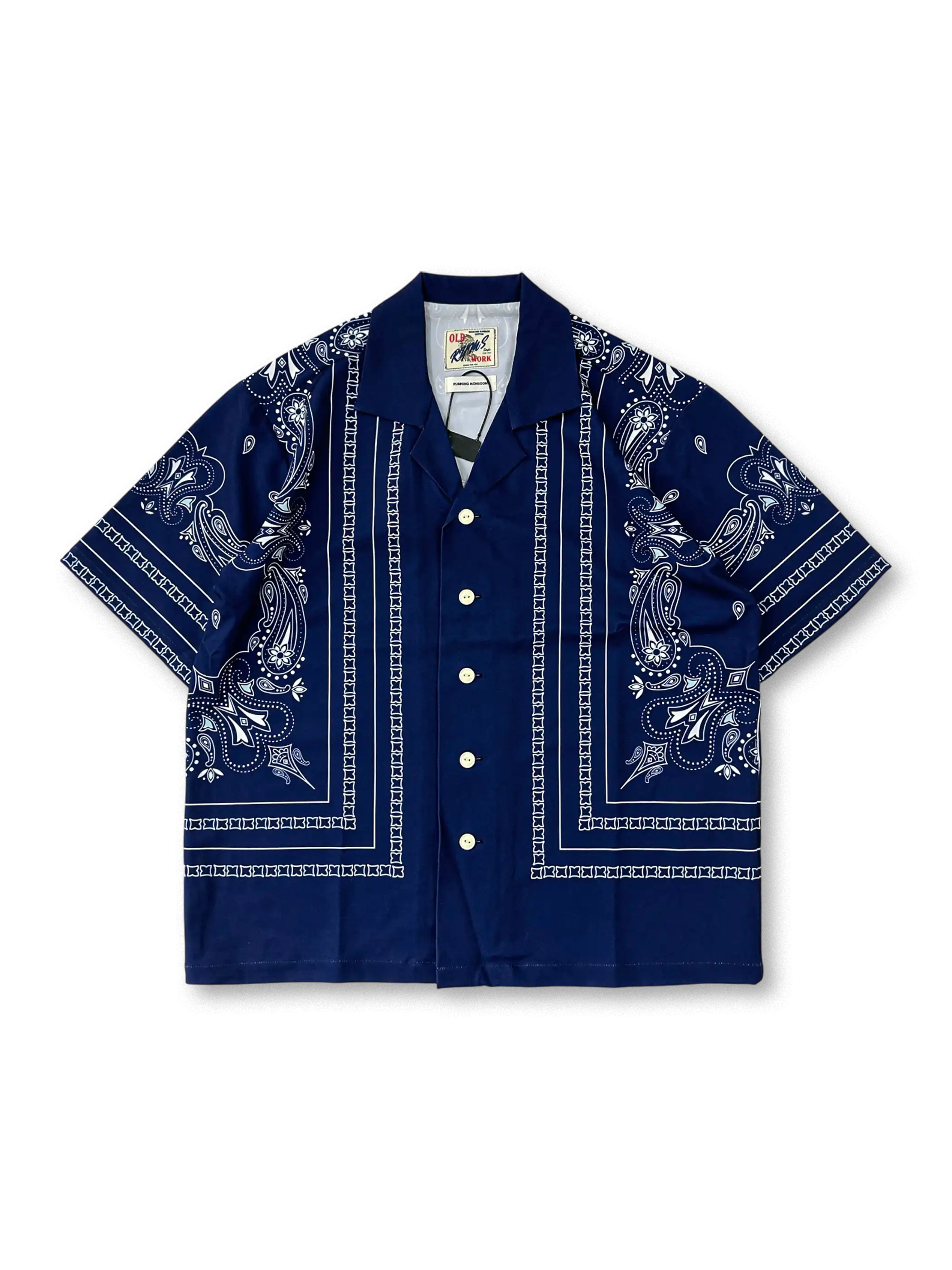 大判ペイズリー柄をバンダナ風に配置したバンダナ柄キューバシャツ。ポリエステル・レーヨン・スパンデックス混紡で通気性と伸縮性を確保。ルーズシルエットで夏のリラックススタイルにぴったり。