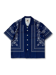 大判ペイズリー柄をバンダナ風に配置したバンダナ柄キューバシャツ。ポリエステル・レーヨン・スパンデックス混紡で通気性と伸縮性を確保。ルーズシルエットで夏のリラックススタイルにぴったり。