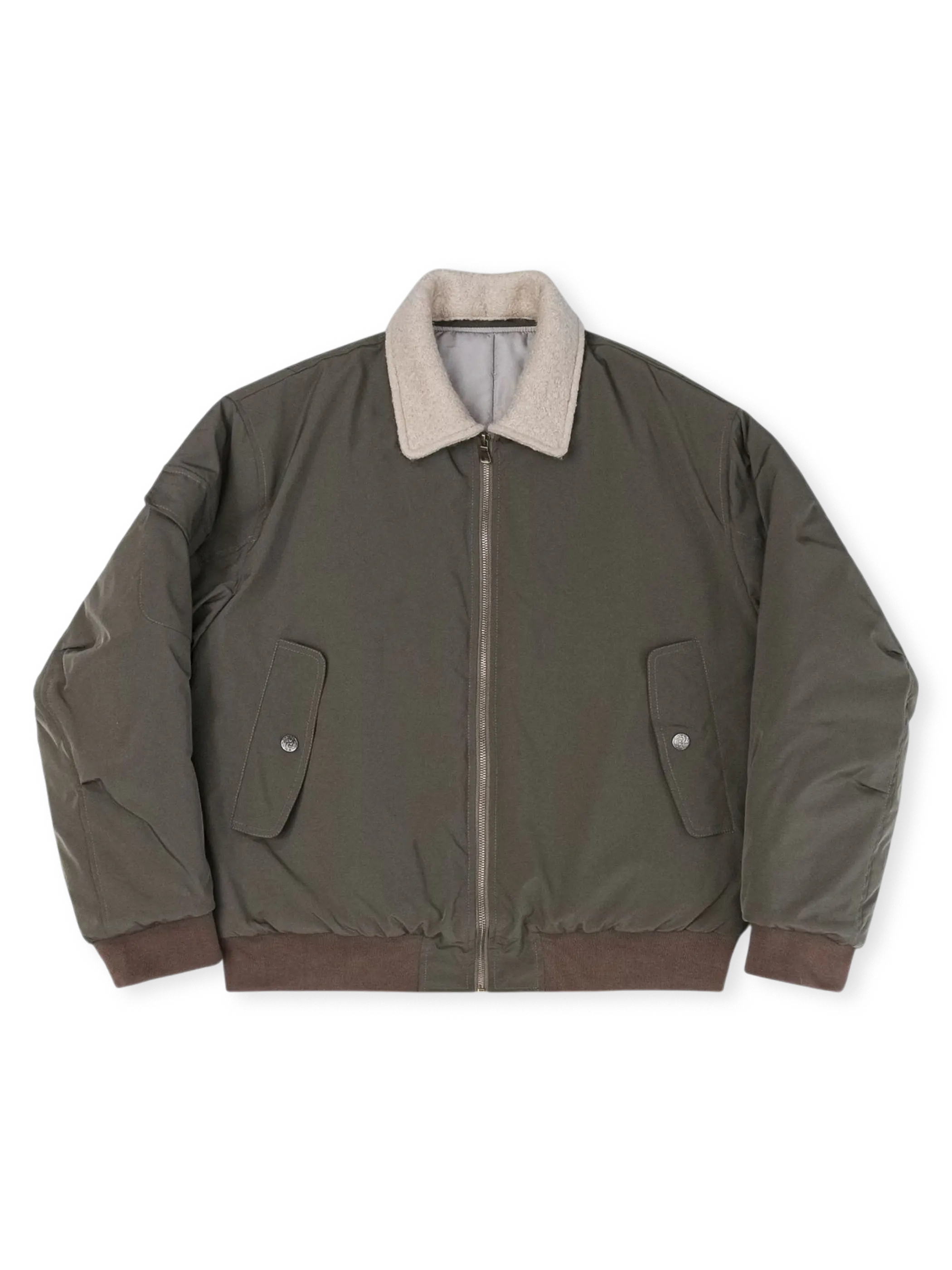 バーン風コントラストカラーと取り外し可能羊羔フリース襟のパイロットジャケット。高弾性リブと対比ジッパーが特徴。