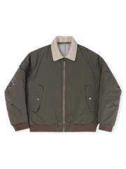 バーン風コントラストカラーと取り外し可能羊羔フリース襟のパイロットジャケット。高弾性リブと対比ジッパーが特徴。