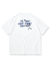 野球バッティングモチーフのユーモラスなプリントが映えるコットンジャージーTシャツ。
