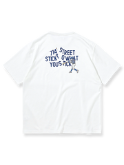 野球バッティングモチーフのユーモラスなプリントが映えるコットンジャージーTシャツ。