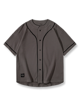 ベースボールカラーとボタンフロントが特徴のルーズフィットカーディガンTシャツ。